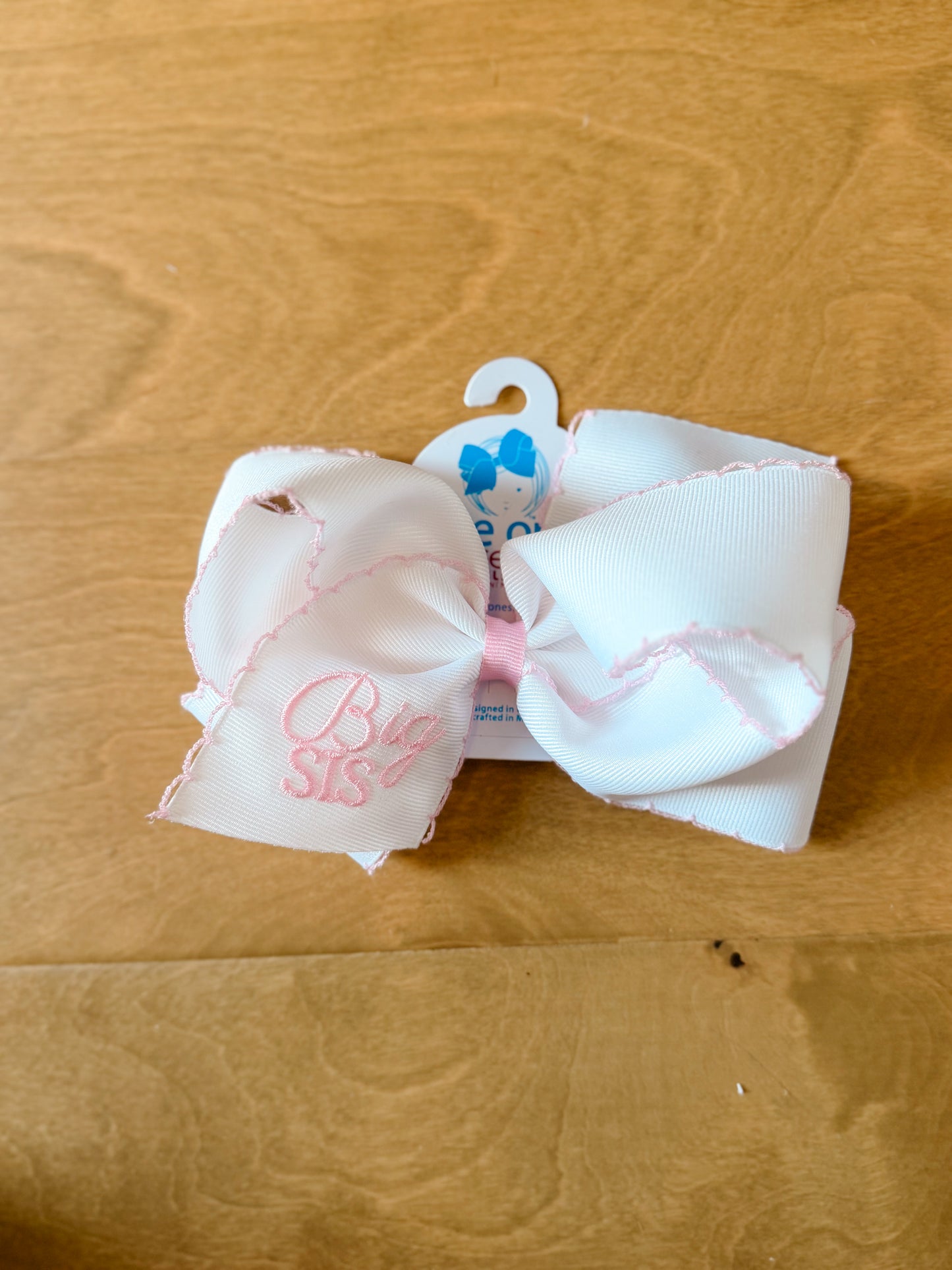 Moonstitch bow w/ light pink "big sis"