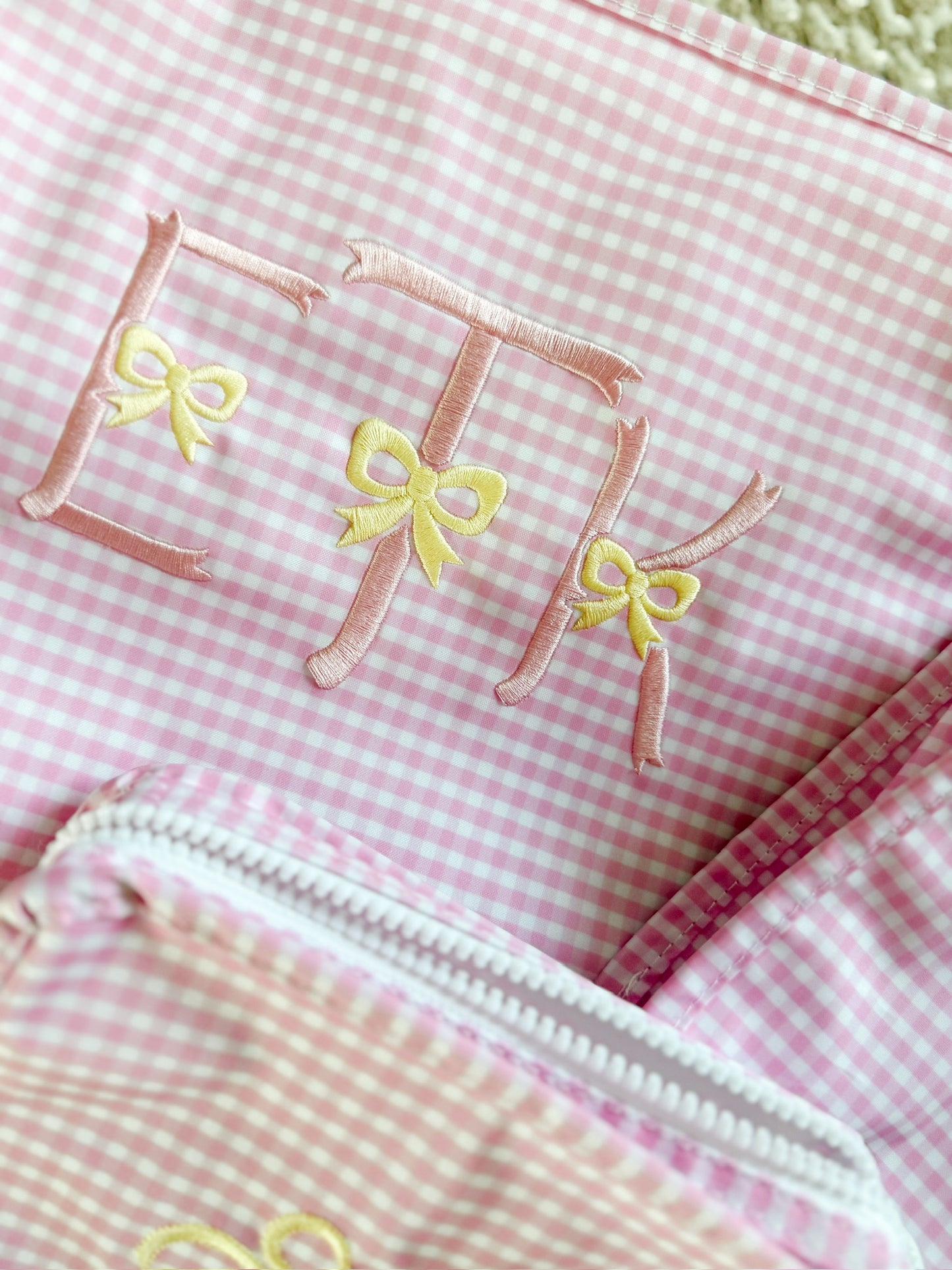 Ribbon bow font