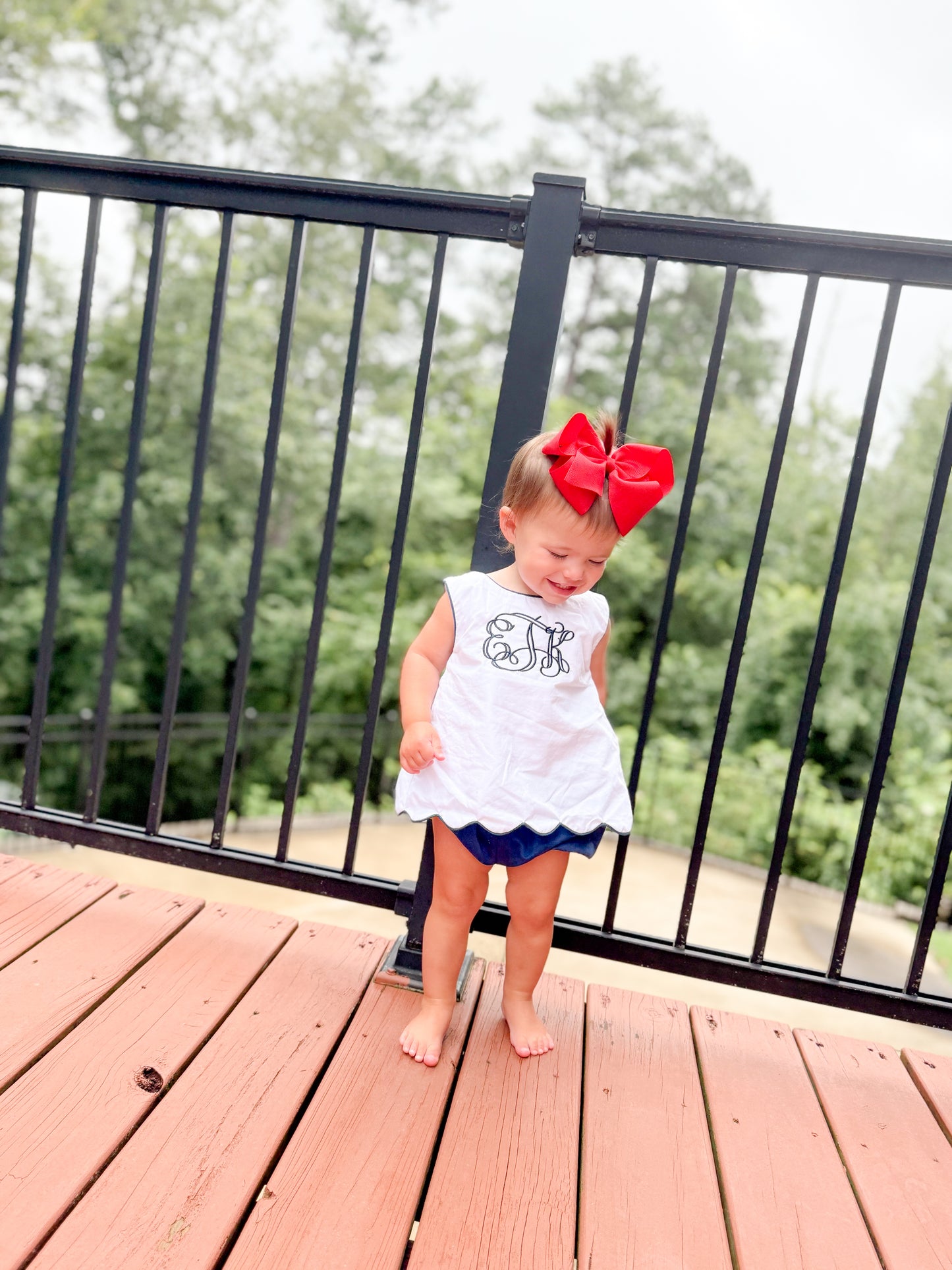 Navy scallop with bow diaper set