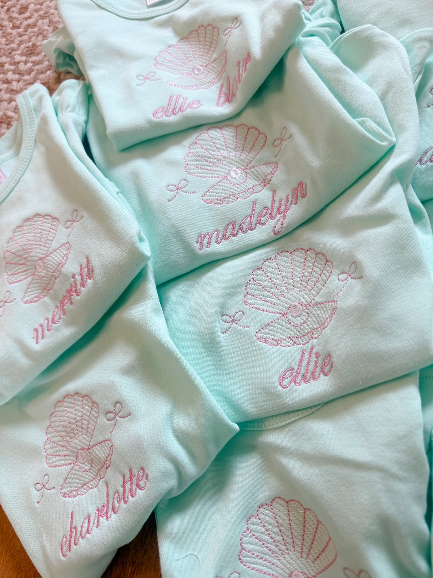 Seashell with pearl and bows