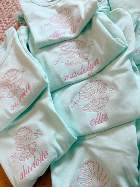 Seashell with pearl and bows