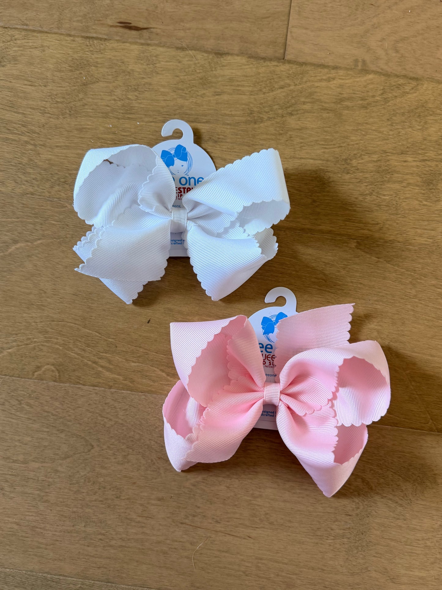 Scalloped edge king bows