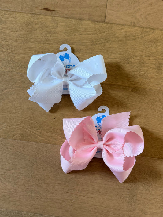 Scalloped edge king bows